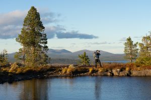 A photographer Särkitunturi Fell DiscoverMuonio by Oscar Manguy